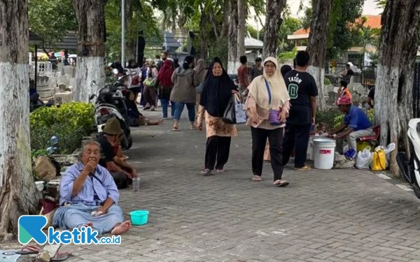 Banyaknya Pengemis Musiman di Area Makam Ngagel Rejo, Kepala Makam: Sudah Kami Imbau Malah Jadi Bertengkar