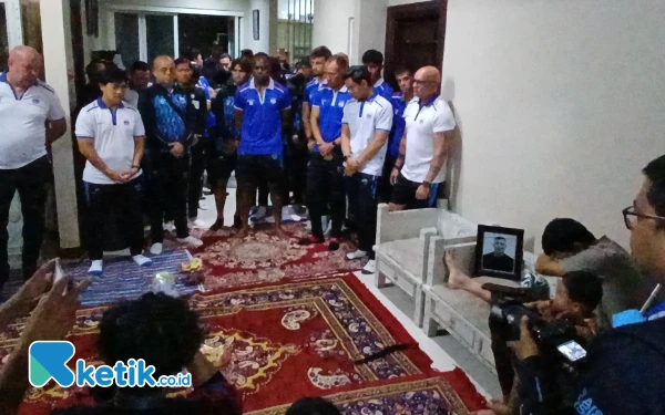 Thumbnail Berita - Keluarga Besar Persib Bandung Takziah ke Rumah Bejo Sugiantoro, Tangis Rachmad Irianto Tak Terbendung