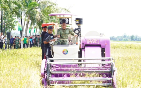 Foto Pangdivif 2 Kostrad Mayjen TNI Susilo ketika mencoba mengoperasikan Combine Harvester. (Foto: Penerangan Divif 2 Kostrad)