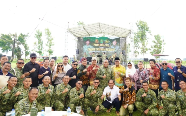 Foto Pangdivif 2 Kostrad Mayjen TNI Susilo berfoto bersama usai panen raya. (Foto: Divif 2 Kostrad)