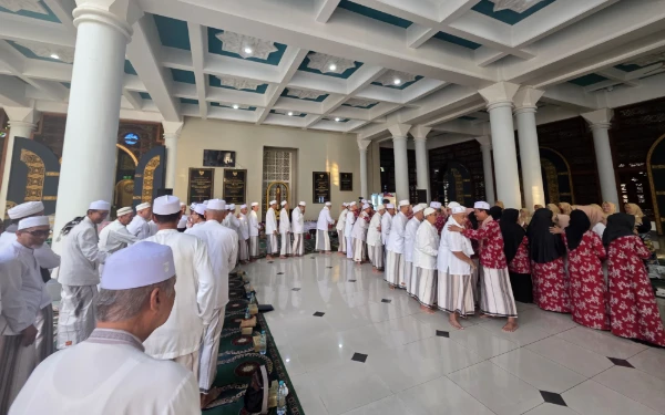 Foto Pelepasan 43 Jemaah Umroh JTBS di teras timur Masjid Al-Akbar Surabaya, 25 Februari 2025. (Foto: Dok. Masjid Al Akbar Surabaya)