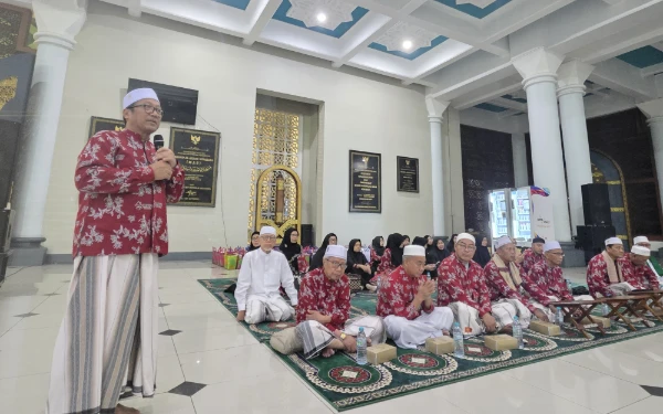 Foto Pelepasan 43 Jemaah Umroh JTBS di teras timur Masjid Al-Akbar Surabaya, 25 Februari 2025. (Foto: Dok. Masjid Al Akbar Surabaya)