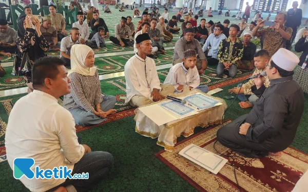 Thumbnail Berita - Hidayah Jelang Ramadhan, Jhonatan Sekeluarga Ucap Syahadat Mualaf di Masjid Al Akbar Surabaya