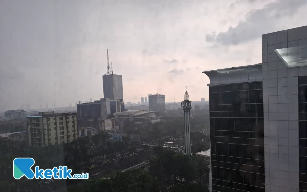 Foto Suasana hujan menghalangi pemantauan hilal di UINSA. (Foto: Shinta Miranda/Ketik.co.id)