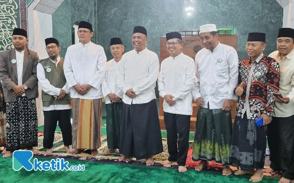 Foto Kehadiran Bupati dan Wabup Sleman tersebut menarik para jamaah yang salat di Masjid  Agung Sleman. Selain mengajak berjabat tangan dan mengucapkan selamat. Banyak di antara para
jamaah yang meminta untuk berfoto bareng dengan keduanya. (Foto: Fajar Rianto / Ketik.co.id)