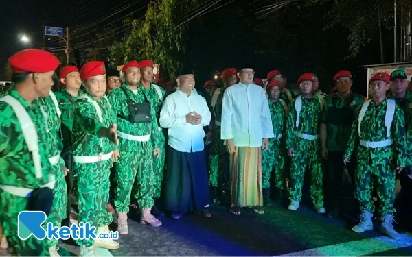 Foto Bupati Sleman Harda Kiswaya dan Wabup Sleman Danang Maharsa dibersamai oleh Satgas PPP berjalan beriringan menuju Gedung DPRD Sleman untuk menyampaikan pidato perdananya.
(Foto: Fajar Rianto / Ketik.co.id)