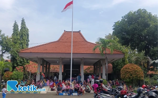 Foto Warga Kecamatan Candi yang sedang antre menunggu giliran dapat bantuan uang PKH pada Kamis (27 Februari 2025). (Foto: Fathur Roziq/Ketik.co.id)