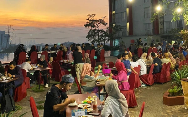 Foto Suasana berbuka puasa dengan view city di Hotel Gunawangsa MERR (Foto: dok. Gunawangsa)