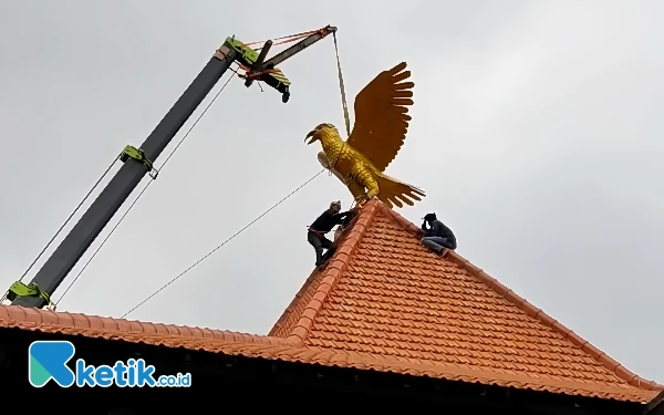 Foto Proses pemasangan patung monumen buah karya Yusril Mahendra. (Foto: Yusril Mahendra)