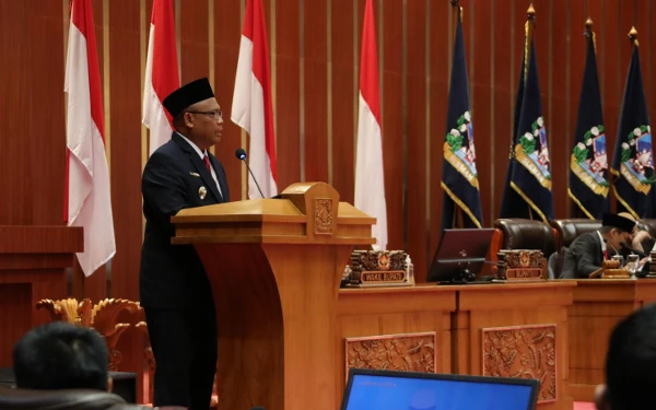 Foto Harda Kiswaya saat menyampaikan pidato perdananya selaku Bupati Sleman terpilih periode 2025-2030 dalam rapat paripurna DPRD Sleman. (Foto: Humas Sleman / Ketik.co.id)