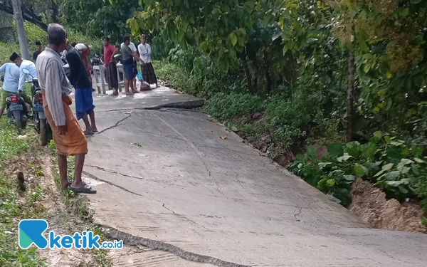 Jalan Poros Kabupaten di Desa Gunung Eleh Nyaris Terputus, Mobil dan Sepeda Motor Tak Bisa Lewat