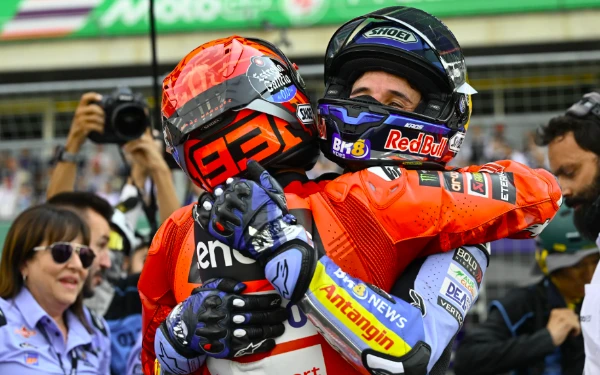 Foto Marc Marquez dan Alex Marquex merayakan kemenangan Sprint Race GP Thailand di Sirkuit Buriram, Sabtu 1 Maret 2025. (Foto: MotoGP.com)