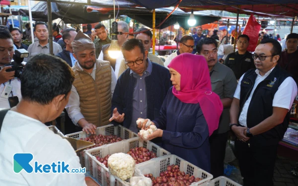 Thumbnail Berita - Khofifah Dorong Promosi Bawang Merah Torongrejo saat Tinjau Pasar Among Tani Kota Batu