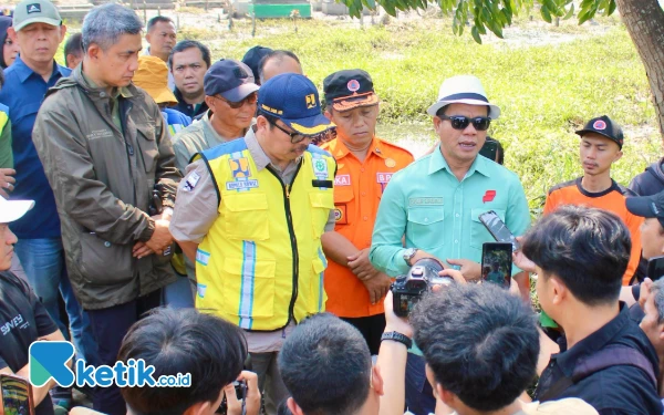 Thumbnail Berita - Bupati Bandung: 2 Km Tanggul Sungai di Bojongsoang-Dayeuhkolot Perlu Perbaikan