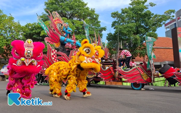 Foto Kolaborasi budaya menyambut kehadiran Gubernur dan Wakil Gubernur Jatim di Grahadi Surabaya. (Foto: Shinta Miranda/Ketik.co.id)