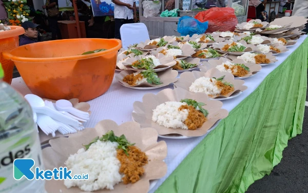 Foto Potret nasi babat yang dibagikan untuk masyarakat di Tasyakuran dan Doa Bersama Grahadi Surabaya. (Foto: Shinta Miranda/Ketik.co.id)