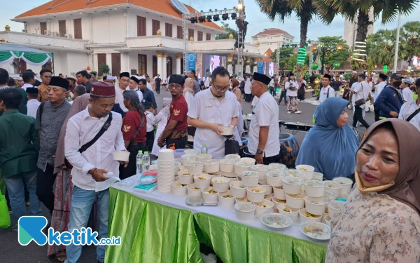 Thumbnail Berita - Tasyakuran Pelantikan Gubernur dan Wagub Jatim, Khofifah-Emil Bagi-Bagi Ribuan Porsi Buka Puasa di Grahadi