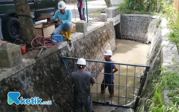 Thumbnail Berita - Efisiensi Anggaran Tak Halangi Kinerja, PUPR Pacitan Tetap Maksimal Rawat Drainase Kota