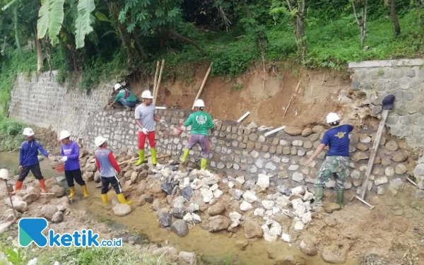 Foto Perbaikan talud saluran kali kunir kelurahan Pucangsewu yang roboh, Senin, 3 Maret 2025. (Foto: Al Ahmadi/Ketik.co.id)