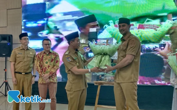 Thumbnail Berita - Bupati Bandung Luncurkan Buku Mulok Bahasa Sunda, Ikhtiar Bentuk Karakter Pelajar Sunda