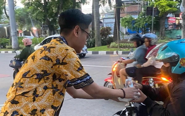 Thumbnail Berita - Berkah Ramadhan, Golkar Surabaya Bagikan Ratusan Takjil ke Pengguna Jalan