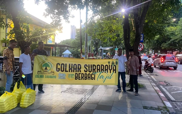 Foto Golkar Surabaya berbagi takjil di depan kantor DPD Golkar. (Foto: Golkar Surabaya)