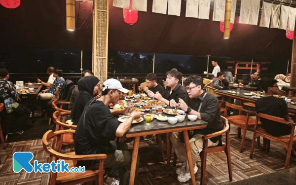 Foto Pengunjung sedang menikmati Sushi buah dan Nasi Goreng Salmon di Fushimi Resto The Onsen Hot Spring Resort Kota Batu.(Foto: Sholeh/ketik.co.id)