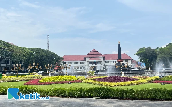 Thumbnail Berita - Khawatir Taman Rusak, DLH Kota Malang Wacanakan Pagar Besi Portabel di Alun-alun Tugu