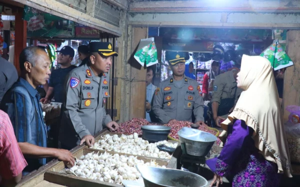 Thumbnail Berita - Sidak Harga Kebutuhan Pokok di Pasar Kajen, Kapolres Pekalongan Tegaskan Harga dalam Batas Normal