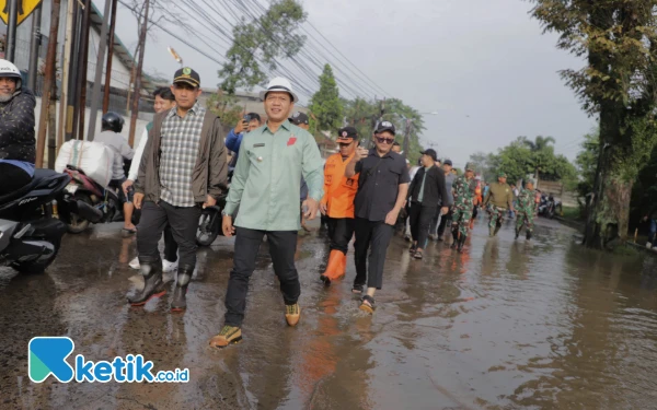 Thumbnail Berita - Meski Kewenangan Pemprov Jabar, Bupati Bandung Bertekad Bereskan Banjir Jalan Laswi-Cidawolong