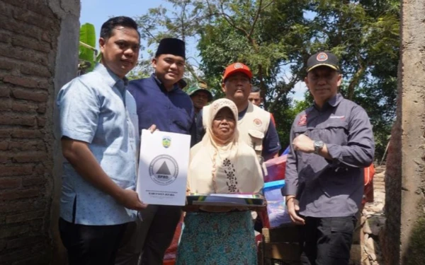 Bupati Jepara Tinjau Korban Rumah Roboh di Klepu, Salurkan Bantuan dan Instruksikan Mitigasi Bencana