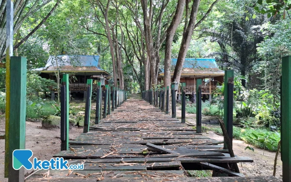 Foto Jembatan taman tampak rusak dan tidak dapat digunakan. (Foto: Mursal Bahtiar/Ketik.co.id)