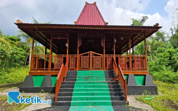 Foto Rumah Adat Solo dikelilingi rumput liar. Dinding bangunan samping kiri dan kanan kelihatan kumuh. (Foto :Mursal Bahtiar/Ketik.co.id)