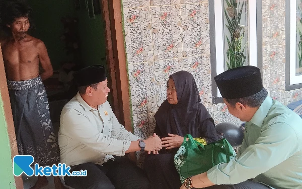 Foto Anggota Komisi D DPRD Sidoarjo Sutadji dan Ketua Komisi D DPRD Sidoarjo Dhamroni Chudlori memberikan bantuan kepada Maisaroh dan Waji Alkadist. (Foto:Fathur Roziq/Ketik.co.id)