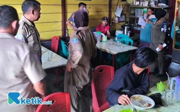 Thumbnail Berita - Satpol PP Halsel Tertibkan Warung Makan yang Beroperasi Siang Hari di Bulan Ramadhan