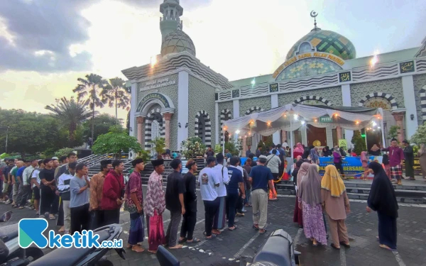 Thumbnail Berita - Takjil Gratis Tiap Hari di Masjid Agung Pacitan Disambut Antusias Jamaah