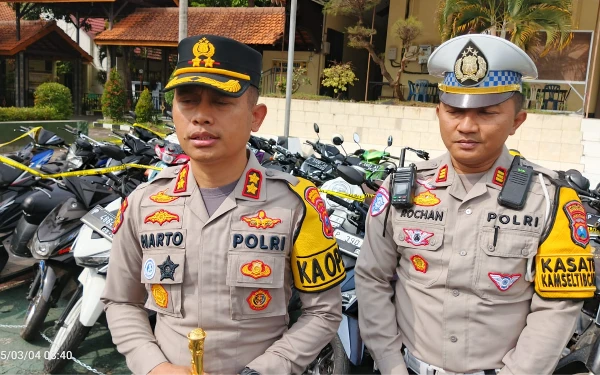 Thumbnail Berita - Beri Efek Jera, Polres Bondowoso Bubarkan dan Amankan Motor Balap Liar