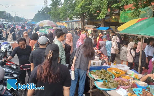 Thumbnail Berita - Merasakan 'War Takjil' di Jalan Karang Menjangan Surabaya