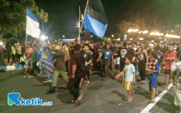 Foto Rombongan rontek diikuti oleh semua usia, mulai anak-anak, remaja hingga orang tua. (Foto: Al Ahmadi/Ketik.co.id)