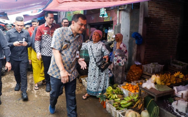 Thumbnail Berita - Kunjungan Kerja ke Jepara, Gubernur Ahmad Luthfi Pantau Stabilitas Harga Pangan di Pasar Tradisional