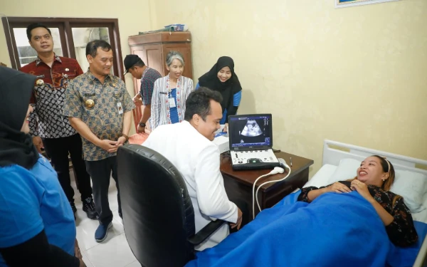 Thumbnail Berita - Gubernur Jateng Luncurkan Speling, Warga Desa Dapat Berobat Gratis di Dokter Spesialis