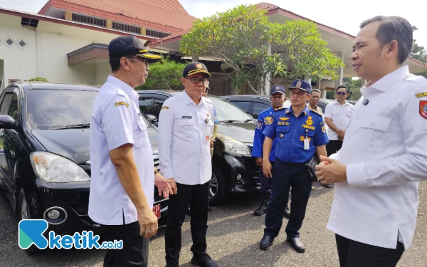 Foto Bupati Fawait Saat Tinjau Mobil Dinas milik Pemkab Jember