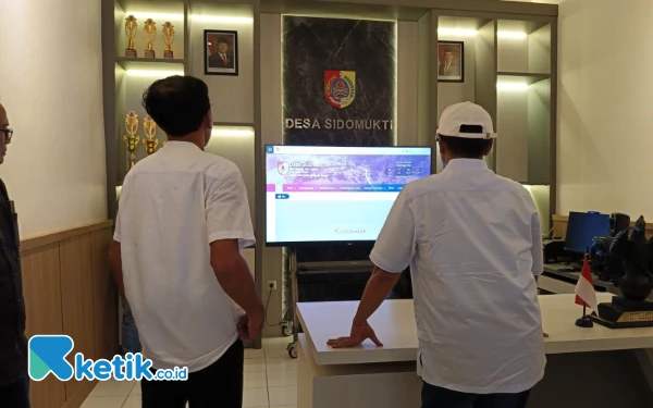 Foto Wabup Jember Djoko Susanto saat Mengecek koneksi data online di web Desa Sidomukti