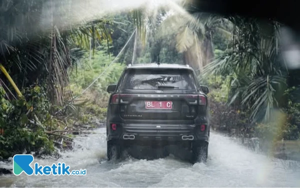 Foto Kendaraan dinas yang ditumpangi Bupati Abdya, Safaruddin menerjang banjir demi meninjau dampak banjir yang terjadi di Abdya, Rabu, 5 Maret 2025. (Foto: Dok Pribadi Safaruddin)