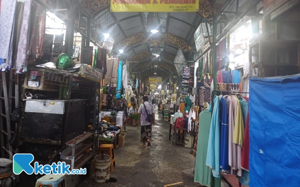 Foto Kawasan pelataran Masjid Ampel banyak pedagang baju muslim hingga kurma, Rabu, 5 Maret 2025. (Foto: Khaesar/Ketik.co.id)