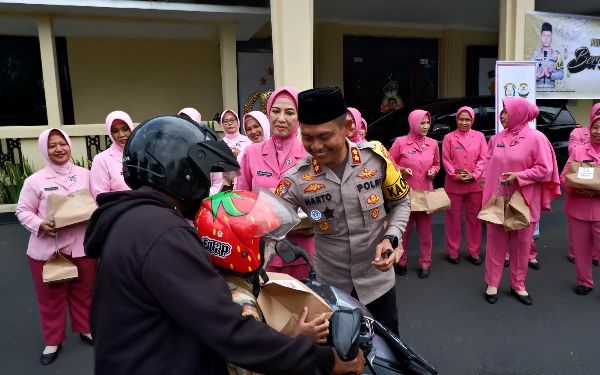 Thumbnail Berita - Semarakkan Ramadhan, Polres Bondowoso Berbagi dengan Tukang Becak