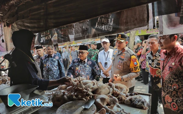 Thumbnail Berita - Pastikan Stok Aman, Kapolres dan Bupati Blitar Sidak Pasar Wlingi