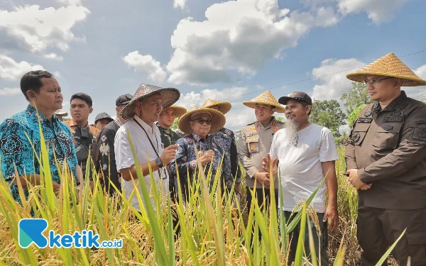 Thumbnail Berita - Dukung Petani, Kapolres dan Bupati Blitar Hadiri Panen Raya di 2 Kecamatan