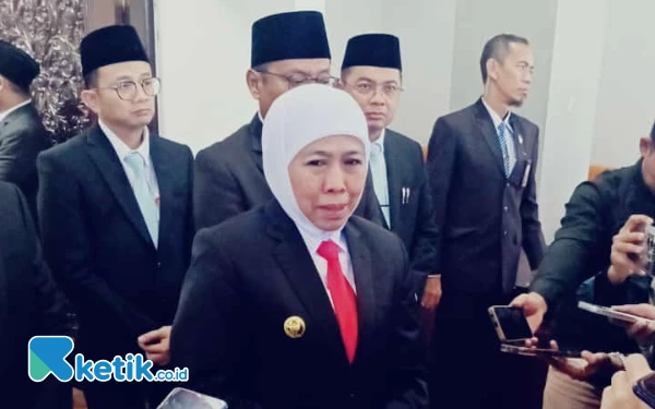 Foto Gubernur Jatim Khofifah Saat Diwawancarai sejumlah wartawan