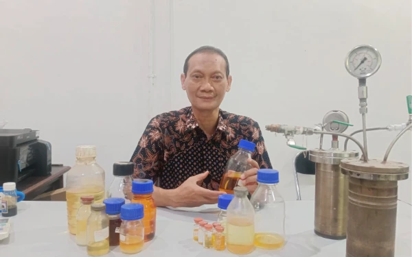 Thumbnail Berita - Solusi Energi Masa Depan, Profesor ITS Temukan Cara Baru Ubah Limbah Jadi Biofuel